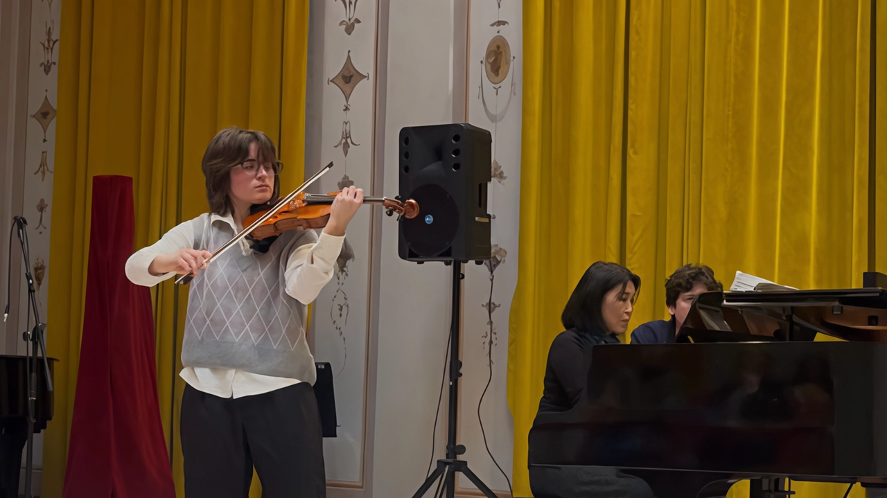 Valeria Esposito, diciassette di Poggibonsi, durante un’esibizione con il suo inseparabile violino Valeria Esposito, diciassette di Poggibonsi, durante un’esibizione con il suo inseparabile violino
