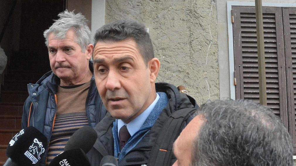 Il generale Roberto Vannacci, europarlamentare della Lega, parla con i giornalisti fuori dalla casa di San Polo teatro del delitto del 5 gennaio di due anni fa quando Sandro Mugnai uccise a colpi di carabina il vicino Gezim Dodoli Il generale Roberto Vannacci, europarlamentare della Lega, parla con i giornalisti fuori dalla casa di San Polo teatro del delitto del 5 gennaio di due anni fa quando Sandro Mugnai uccise a colpi di carabina il vicino Gezim Dodoli