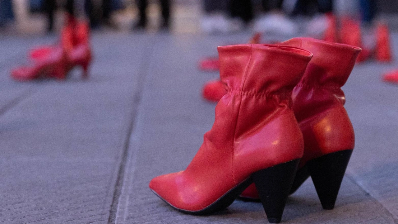 Scarpe rosse, il simbolo del ’no’ alla violenza contro le donne. In questo caso, le denunce e l’allontanamento da casa sono riuscite a riunire una coppia che si vuole bene Scarpe rosse, il simbolo del ’no’ alla violenza contro le donne. In questo caso, le denunce e l’allontanamento da casa sono riuscite a riunire una coppia che si vuole bene