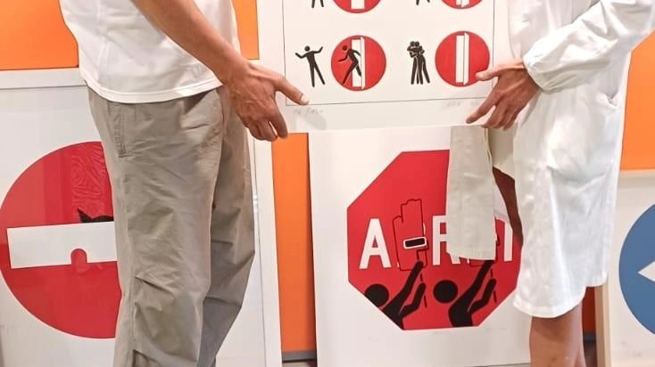 Ha donato all’ospedale San Jacopo nove opere, tra serigrafie e litografie, l’artista Clet, nel corso di una breve cerimonia che... Ha donato all’ospedale San Jacopo nove opere, tra serigrafie e litografie, l’artista Clet, nel corso di una breve cerimonia che...