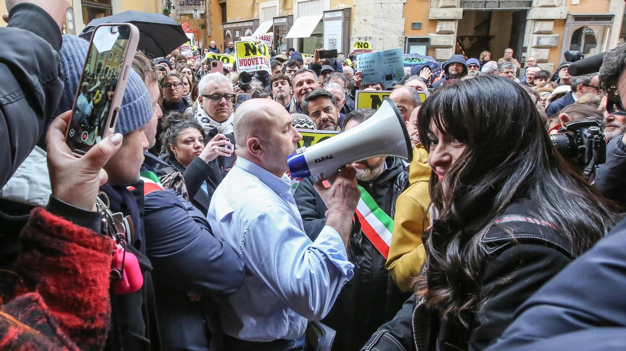 Bandecchi sotto palazzo Donini durante la manifestazione dei sindaci