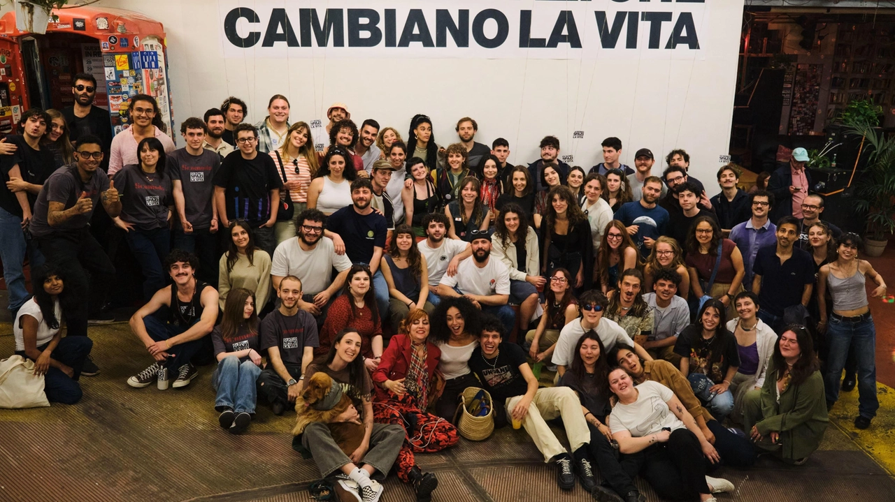 Foto di gruppo per la squadra di “Scomodo“ che si sta impegnando in progetti culturali per i più giovani