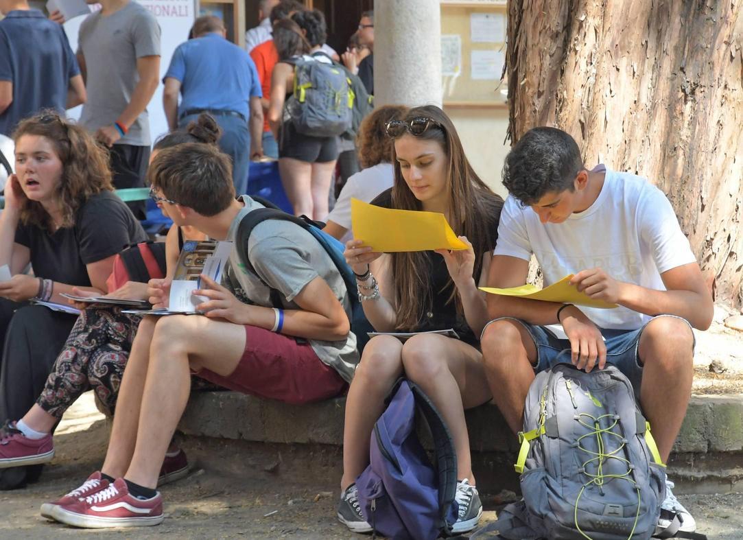https://www.lanazione.it/image-service/view/acePublic/alias/contentid/MTU4ZjgzYWUtZjEzMC00/0/scuola-verso-la-ripartenza-il-valzer-dei-dirigenti-scolastici-salutati-e-lorenzini-in-attesa.jpeg?f=1.91:1&w=1200
