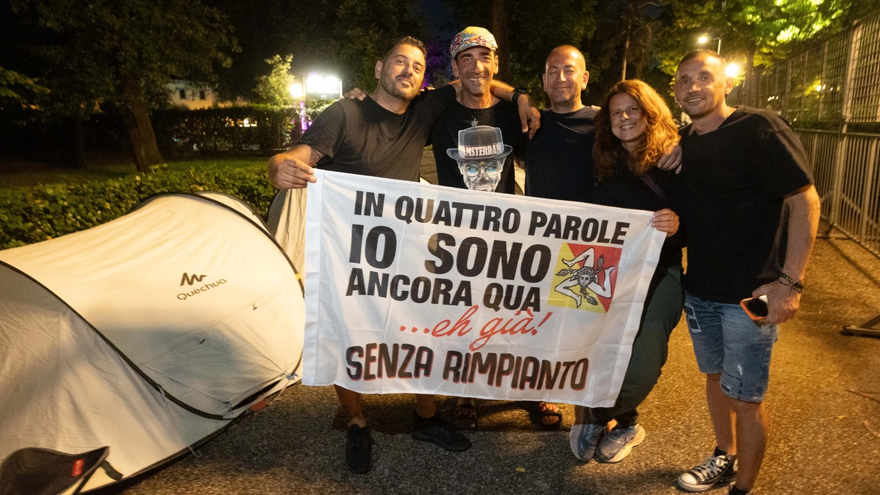 I fan di Vasco Rossi accampati in attesa del concerto a Firenze (Foto New Press Photo)