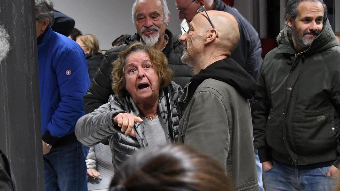Animi infuocati ieri sera in consiglio comunale fra il comitato promotore della statua e quanti hanno chiesto la rimozione Animi infuocati ieri sera in consiglio comunale fra il comitato promotore della statua e quanti hanno chiesto la rimozione