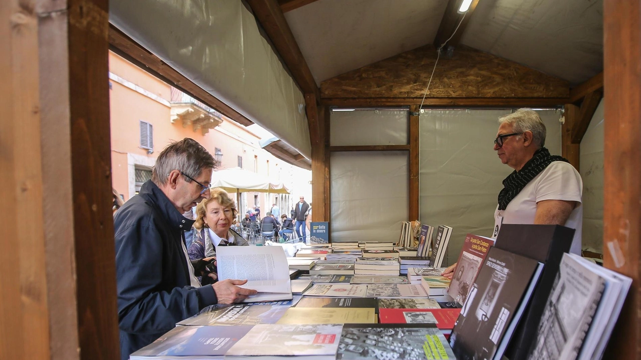 Gli editori locali approvano la nuova formula nel cuore di Perugia. Tante presenze, oggi giornata finale con grandi nomi Gli editori locali approvano la nuova formula nel cuore di Perugia. Tante presenze, oggi giornata finale con grandi nomi