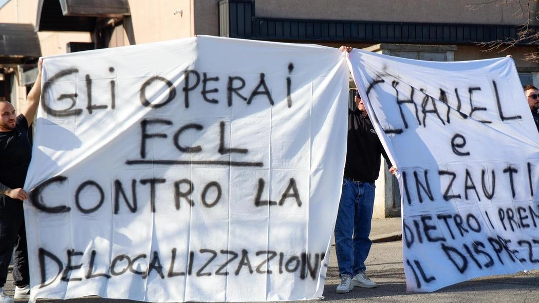 Due degli striscioni comparsi davanti all’azienda contro la scelta di spostare la produzione fuori da Campi Due degli striscioni comparsi davanti all’azienda contro la scelta di spostare la produzione fuori da Campi
