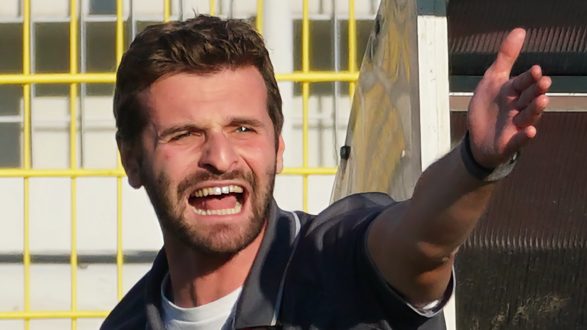 Nico Lelli, 30 anni, è alla prima stagione alla guida del Montevarchi e dopo un avvio di campionato altalenante adesso cerca il cambio di passo Nico Lelli, 30 anni, è alla prima stagione alla guida del Montevarchi e dopo un avvio di campionato altalenante adesso cerca il cambio di passo