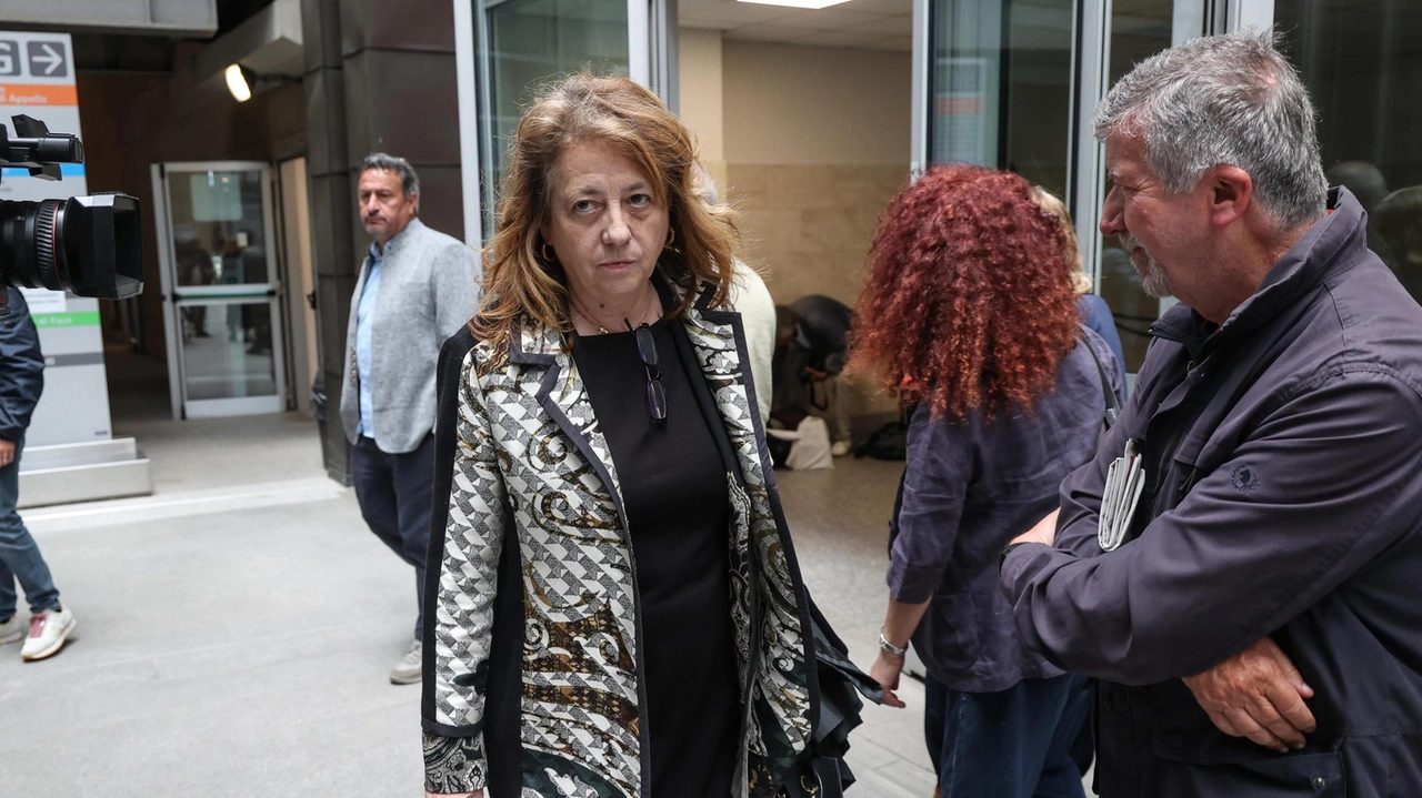 Il primo faccia a faccia all’uscita del Tribunale con il ferroviere De Angelis "Mi fece la stessa domanda quando mi licenziò: ora anche lui sa cosa si prova". Il primo faccia a faccia all’uscita del Tribunale con il ferroviere De Angelis "Mi fece la stessa domanda quando mi licenziò: ora anche lui sa cosa si prova".