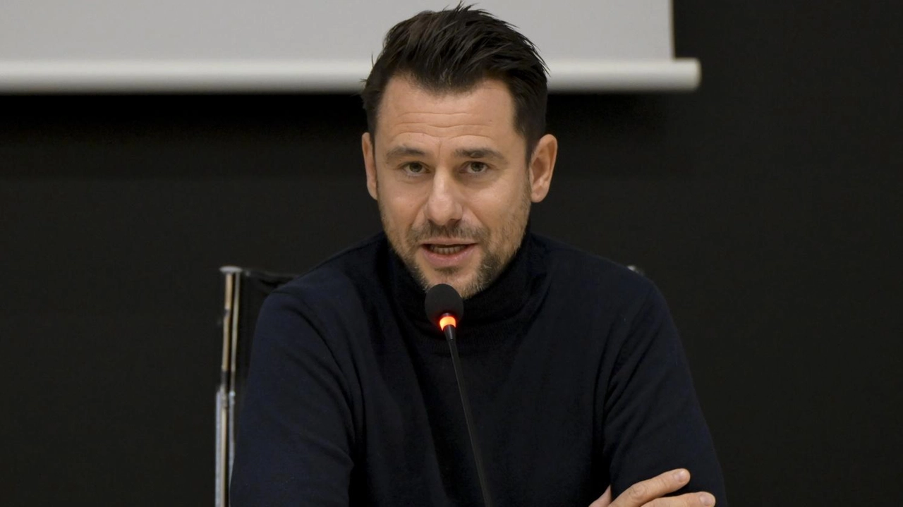 L’incontro è stato voluto dal presidente regionale arbitri Aia-Figc Tiziano Reni e dal presidente del Comitato Toscana Figc-Lnd Paolo Mangini L’incontro è stato voluto dal presidente regionale arbitri Aia-Figc Tiziano Reni e dal presidente del Comitato Toscana Figc-Lnd Paolo Mangini