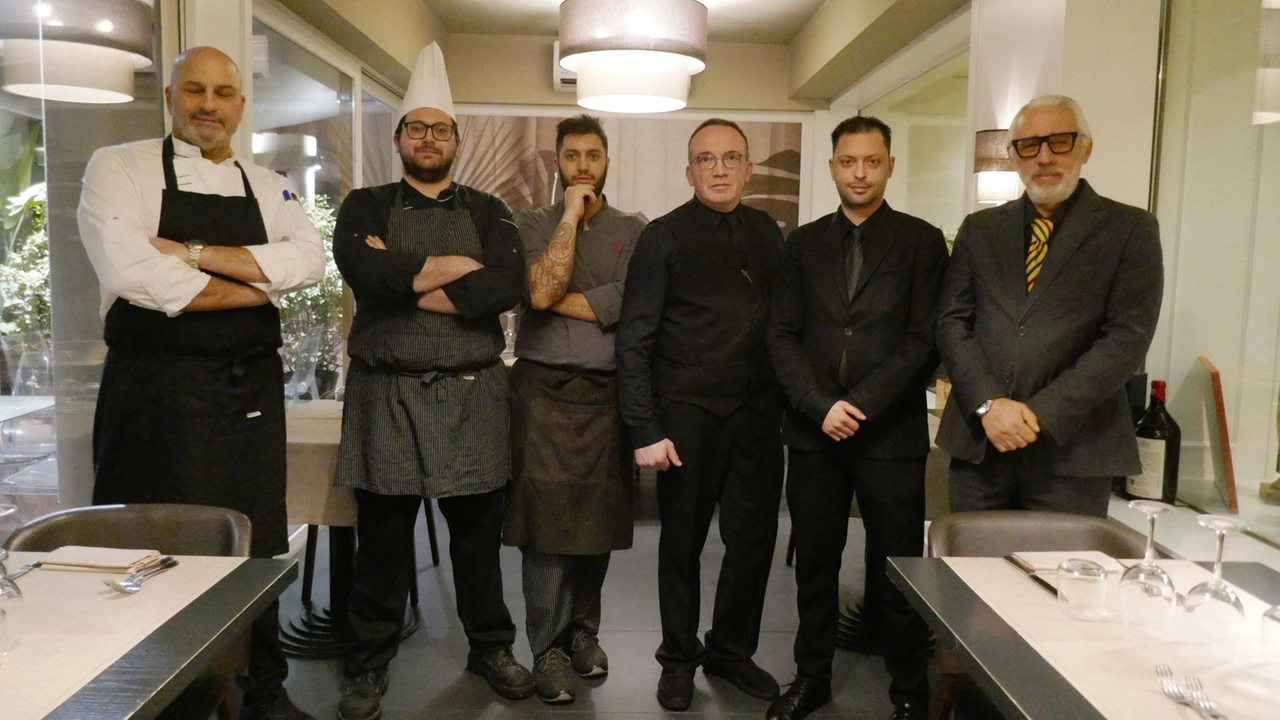 Simone Orlandi insieme al socio Antonio Occhiuzzi dal 2018 gestisce il ristorante Operà Art Restaurant all’interno dell’Art Hotel Museo in viale della Repubblica. Nella foto con lo staff che e con una parte della brigata di cucina