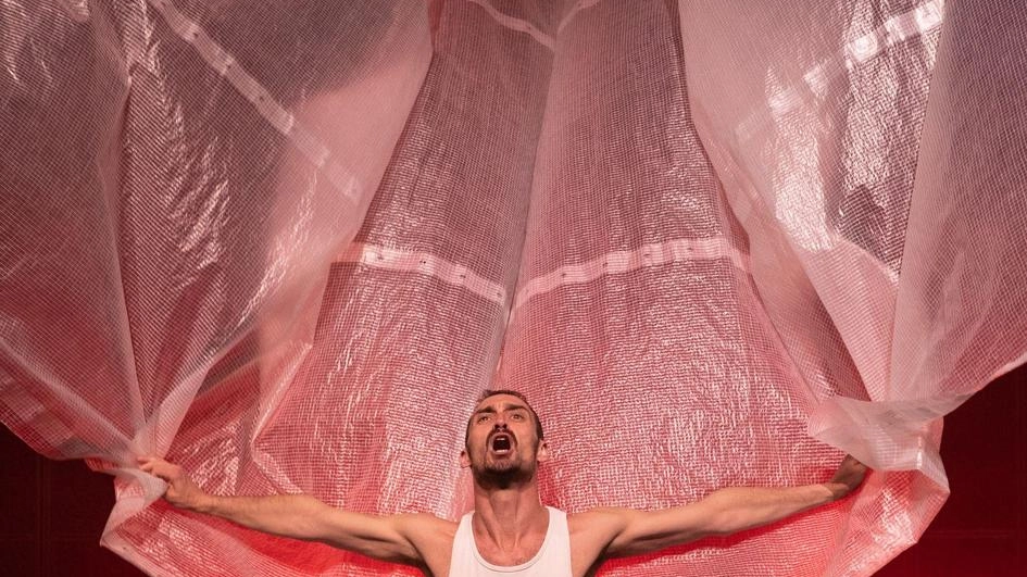 Luciano Rosso durante un momento del suo spettacolo Luciano Rosso durante un momento del suo spettacolo