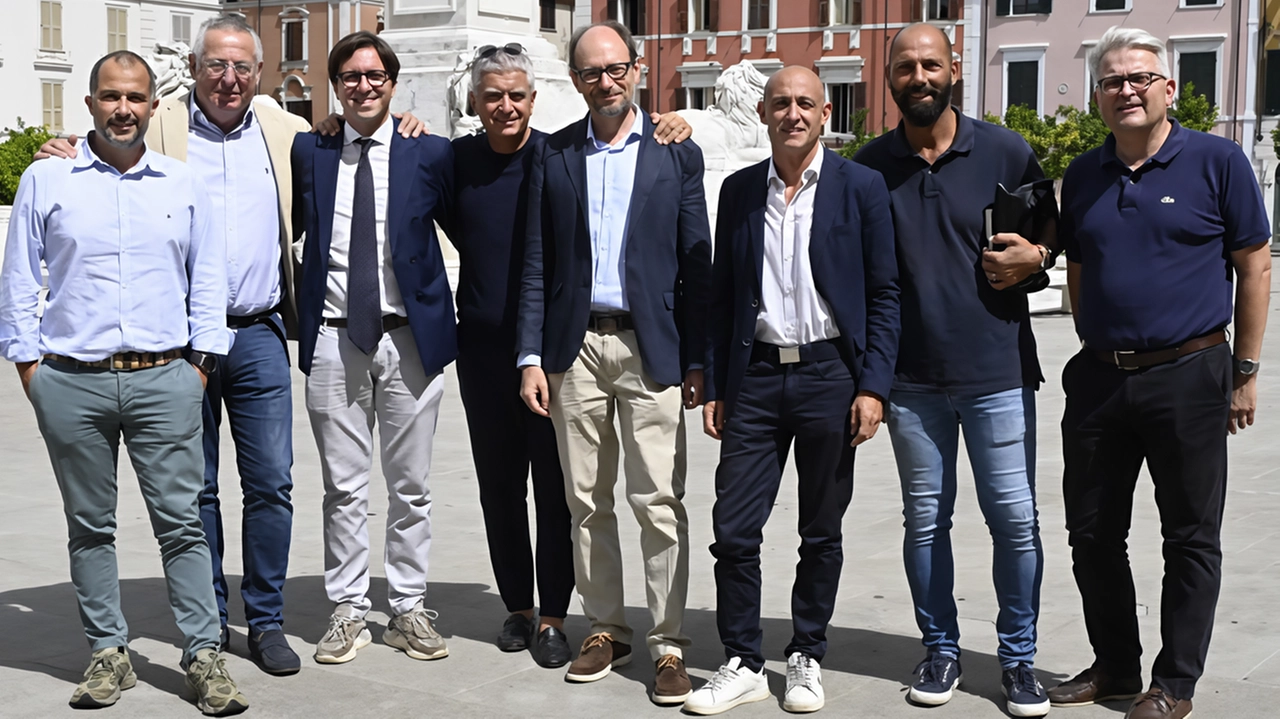 Il sindaco di Tresana Matteo Mastrini con la squadra di Fratelli d’Italia, cui ha aderito lasciando Forza Italia (Foto Paola Nizza) Il sindaco di Tresana Matteo Mastrini con la squadra di Fratelli d’Italia, cui ha aderito lasciando Forza Italia (Foto Paola Nizza)