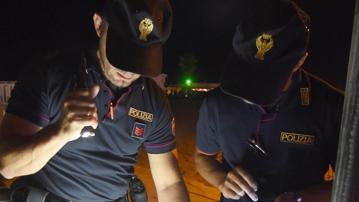 Sul posto per primi gli agenti della Municipale che stavano pattugliando la zona. Loro hanno chiamato il. Commissariato di Viareggio che, per competenza, ha rinviato alla Questura di Pisa, cui spettano le indagini