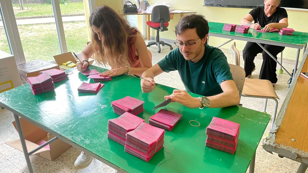 La preparazione del seggio e delle schede elettorali a Montespertoli
