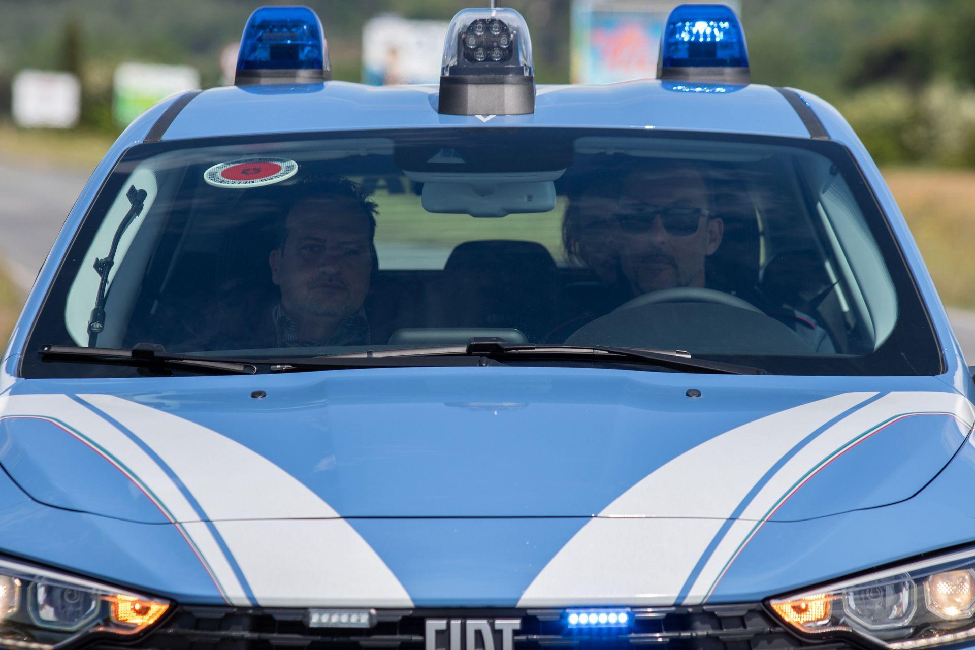 atti osceni davanti due