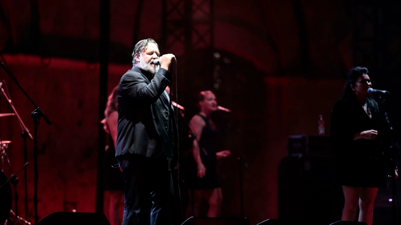 Russell Crowe star a Siena, il Gladiatore infiamma piazza del Campo: “Stasera sono italiano”