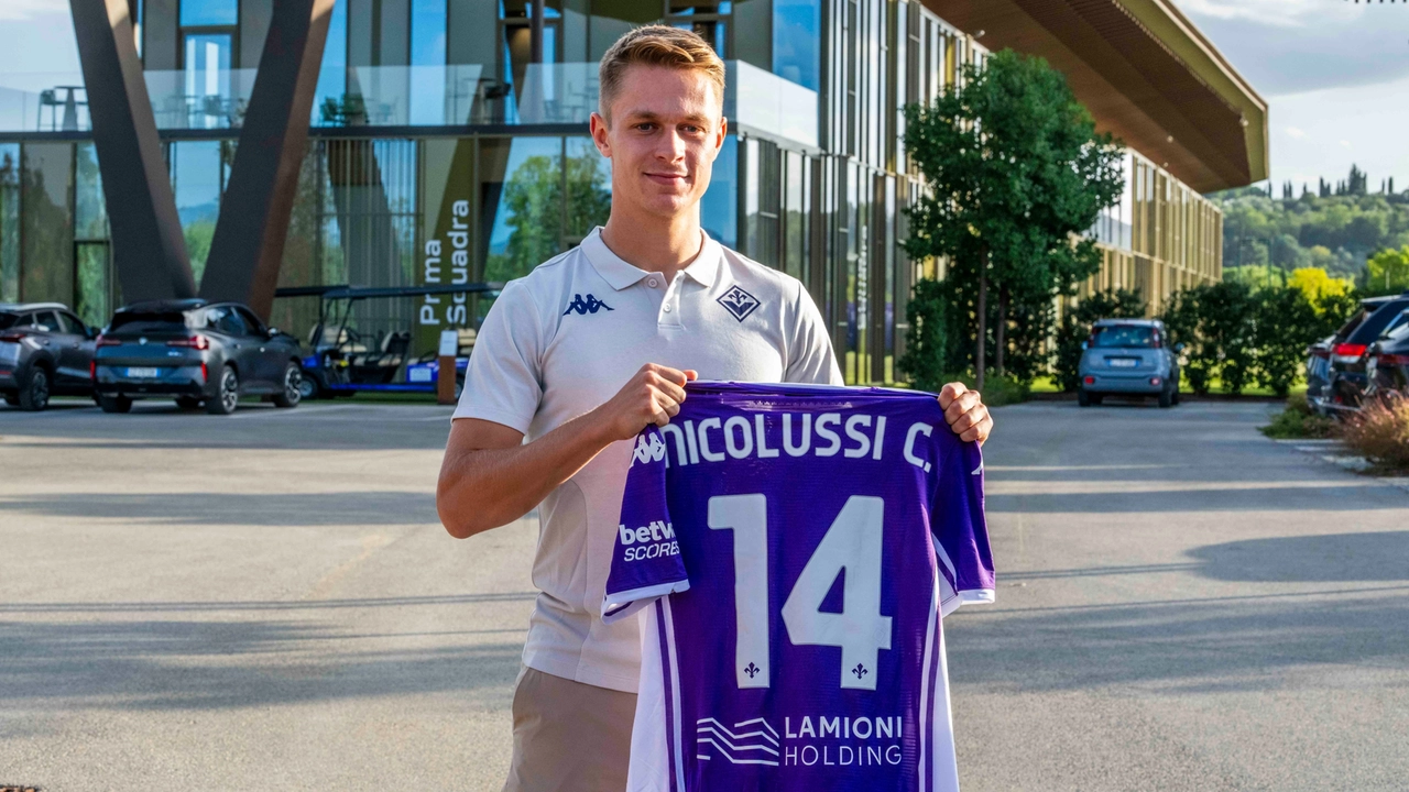 Nicolussi Caviglia con la maglia viola: è lui l'ultimo acquisto della squadra del presidente Commisso (Fotocronache Germogli)