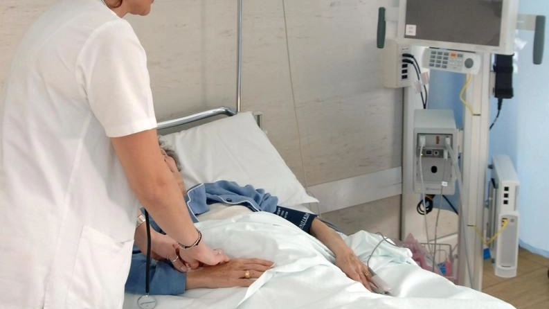Un medico con un paziente colpito da ictus (foto d’archivio) Un medico con un paziente colpito da ictus (foto d’archivio)