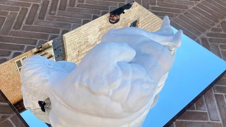 GUBBIO - Non è finita nel migliore dei modi l’esposizione che il giovane artista eugubino Gianluca Ghirelli, in collaborazione con... GUBBIO - Non è finita nel migliore dei modi l’esposizione che il giovane artista eugubino Gianluca Ghirelli, in collaborazione con...
