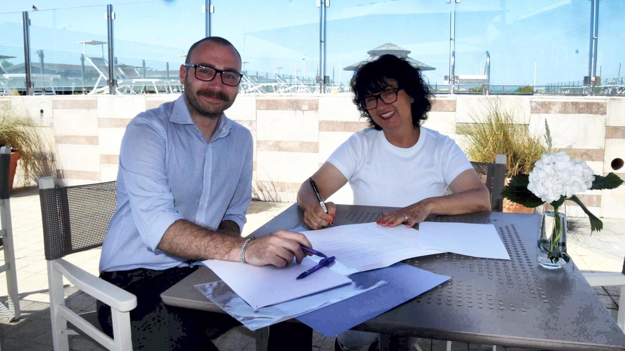 La firma della convenzione per. il punto di primo soccorso che a luglio e agosto sarà operativo in Darsena La firma della convenzione per. il punto di primo soccorso che a luglio e agosto sarà operativo in Darsena
