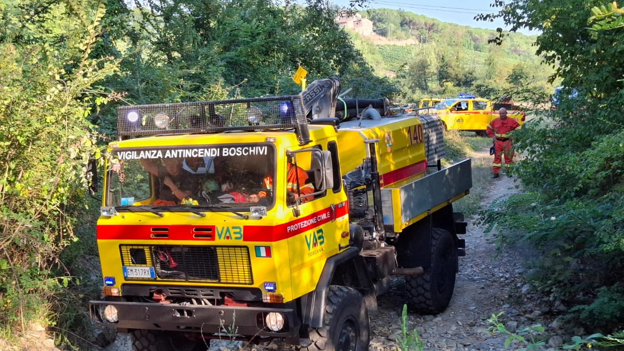 I mezzi antincendio sul posto (foto Taddei/Germogli)