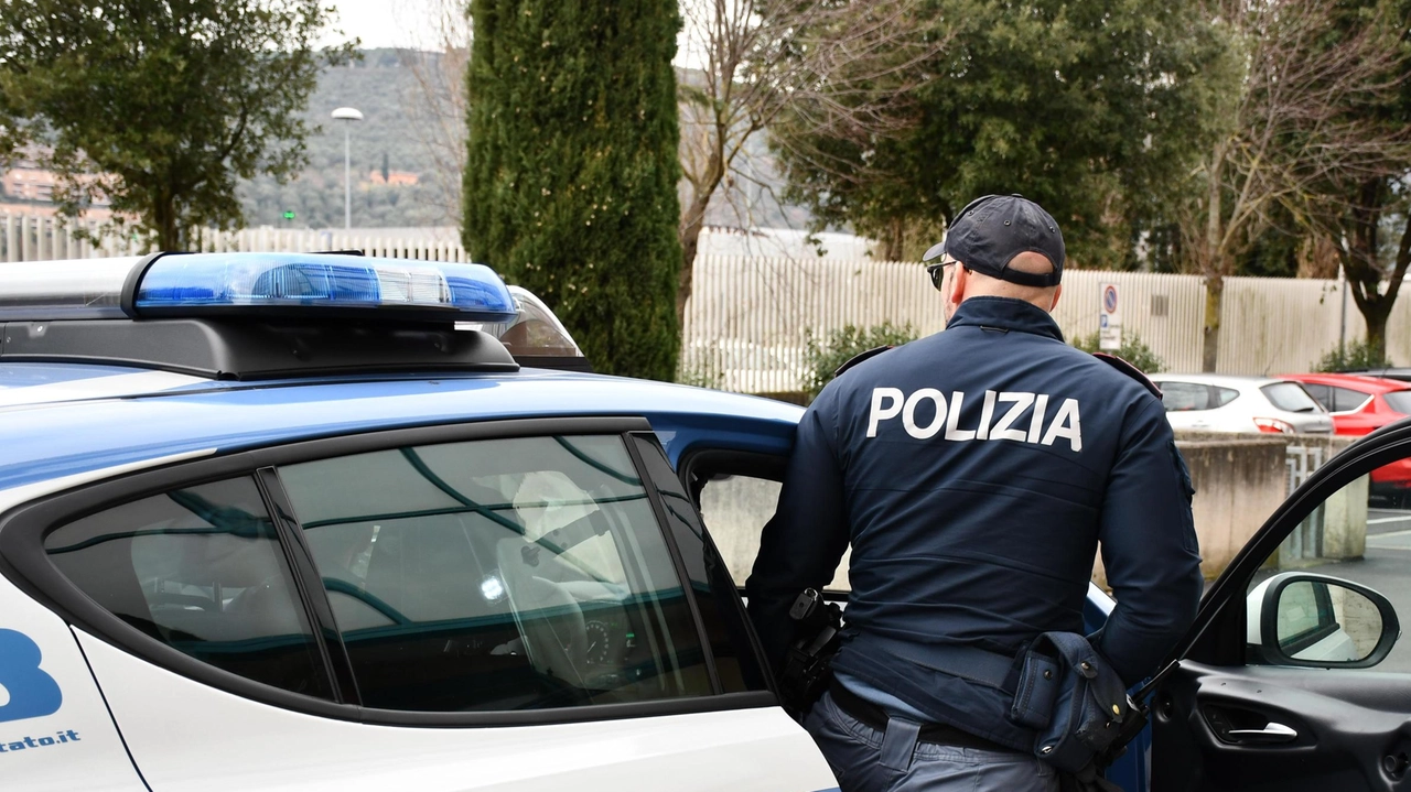 Gli agenti della squadra volante sono intervenuti in piazzale Menghini