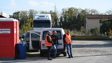 Operaio schiacciato dal muletto. Muore a 69 anni nella cartiera. La figlia: "Ridatemi mio padre"
