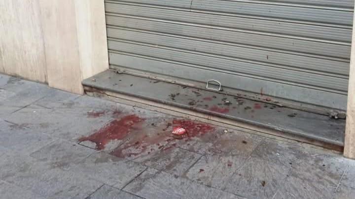 Paura a Corso Vecchio. Sangue e vetri per terra, ma è “solo“ un incidente Paura a Corso Vecchio. Sangue e vetri per terra, ma è “solo“ un incidente