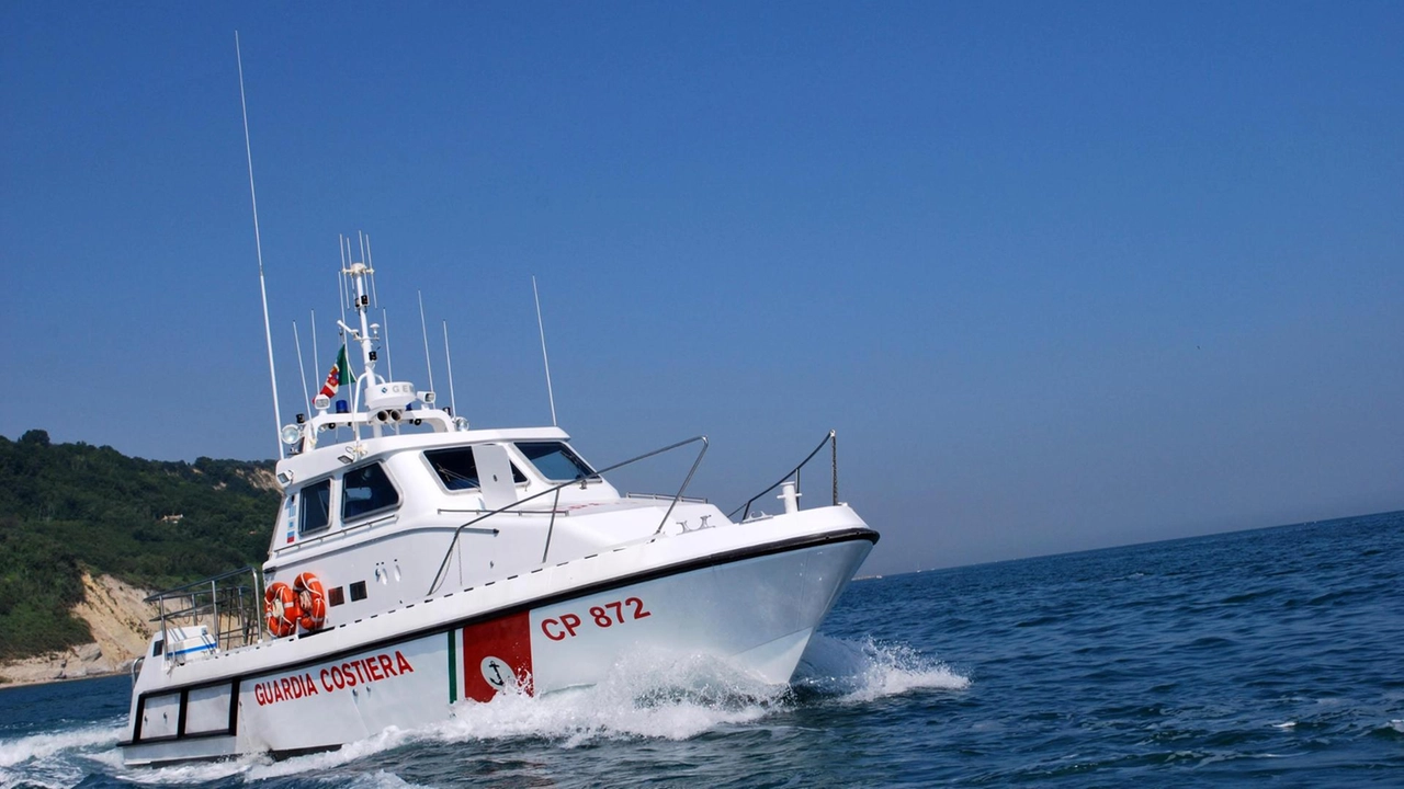 La motovedetta della Guardia costiera La motovedetta della Guardia costiera