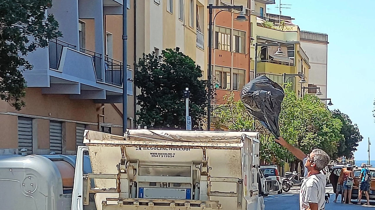 Lamentele per i cattivi odori che arrivano da alcuni cassonetti "Molte persone sono incivili, ma serve una maggiore manutenzione". Lamentele per i cattivi odori che arrivano da alcuni cassonetti "Molte persone sono incivili, ma serve una maggiore manutenzione".