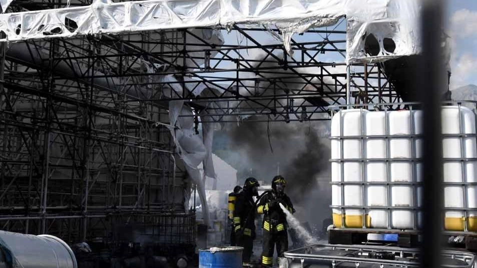 Fiamme in una fabbrica. Giallo sulle cause del rogo