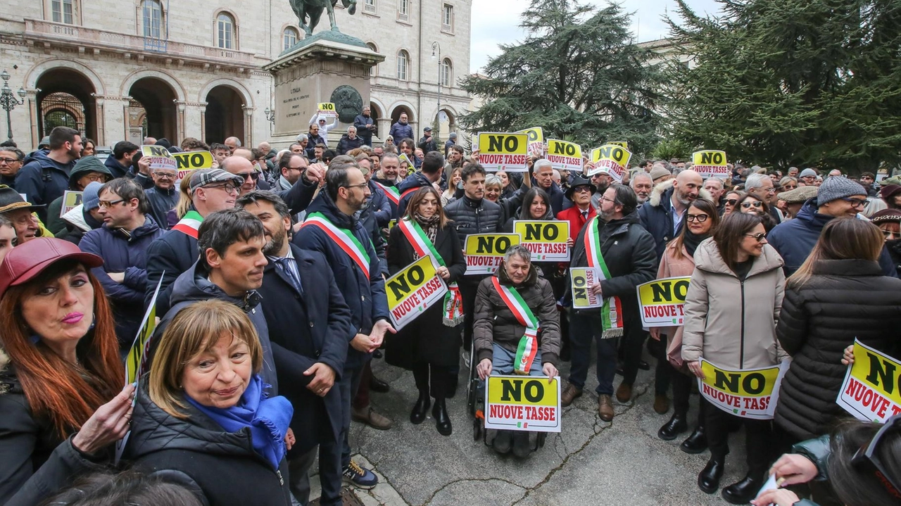 Alla manifestazione tanti sindaci, amministratori locali, consiglieri e parlamentari ma anche cittadini