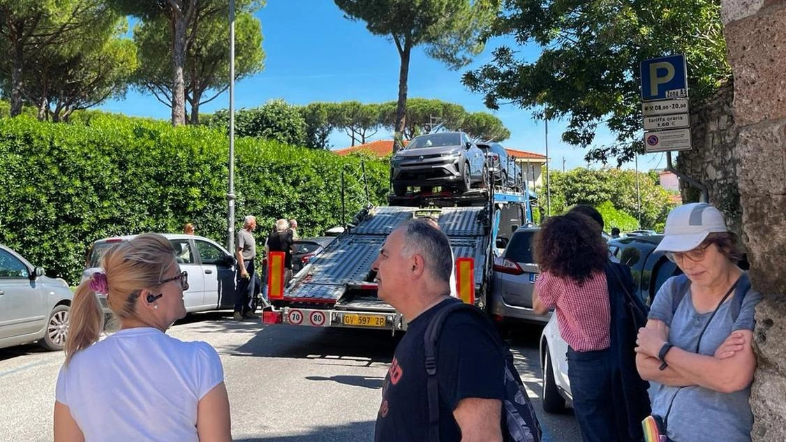 Il secondo episodio in 24 ore (giovedì era toccato ad un bus di linea), tra inversioni di marcia e passeggeri bloccati sotto il sole. I residenti: "Va cambiata la circolazione in zona". Il secondo episodio in 24 ore (giovedì era toccato ad un bus di linea), tra inversioni di marcia e passeggeri bloccati sotto il sole. I residenti: "Va cambiata la circolazione in zona".