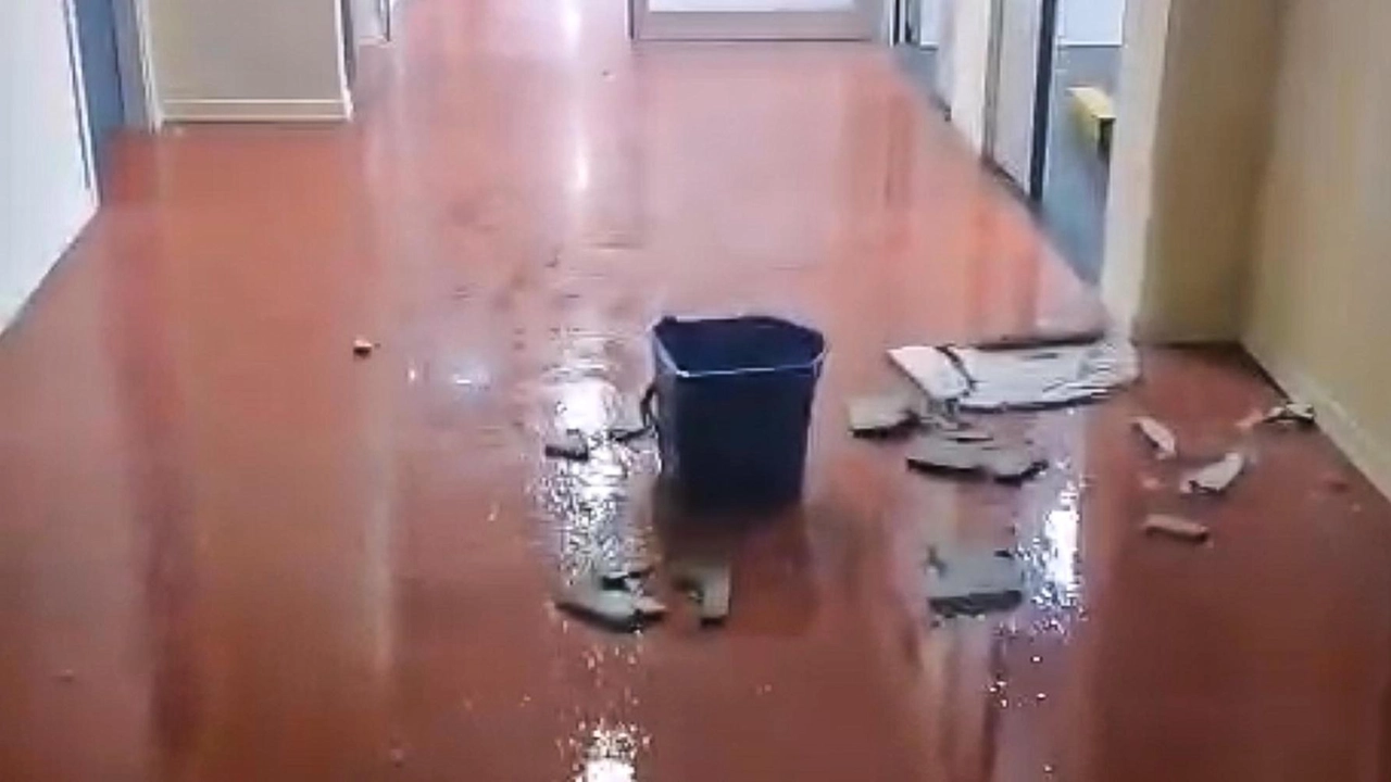 Un corridoio allagato dello studentato Fermi Un corridoio allagato dello studentato Fermi