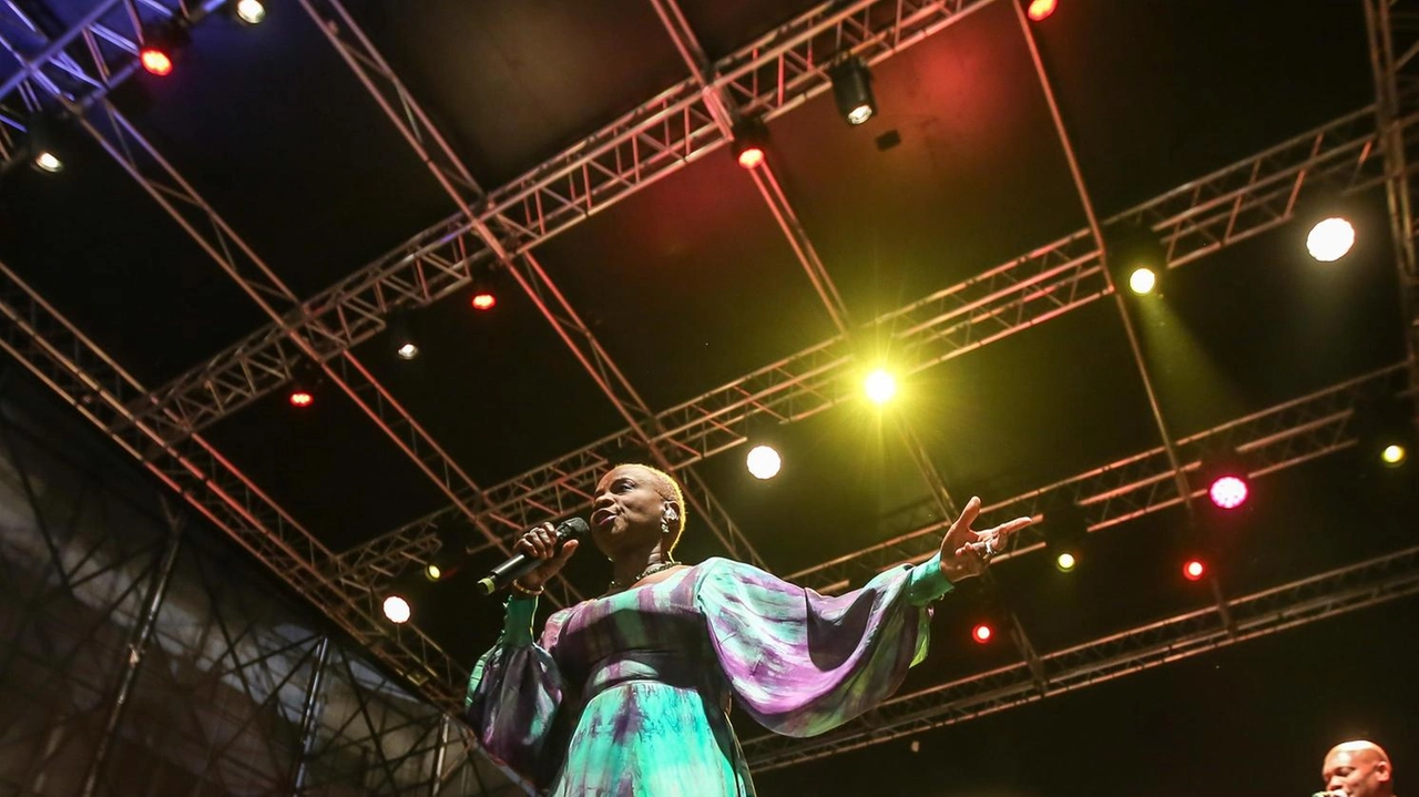 Migliaia di persone in piazza per la regina d’Africa, Angelique Kidjo. Bollani ha inaugurato l’Arena. Il Comune chiude il transito dei veicoli verso l’acropoli dalle 20 in Largo Cacciatori delle Alpi. Migliaia di persone in piazza per la regina d’Africa, Angelique Kidjo. Bollani ha inaugurato l’Arena. Il Comune chiude il transito dei veicoli verso l’acropoli dalle 20 in Largo Cacciatori delle Alpi.
