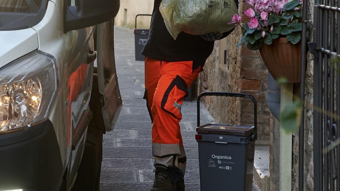https://www.lanazione.it/image-service/view/acePublic/alias/contentid/MTVmYmIwMWItMGUzNS00/0/a-san-carlo-si-estende-il-porta-a-porta-aggiunte-nuove-strade-si-chiude-il-cerchio.jpeg?f=16:9&w=1200&h=630