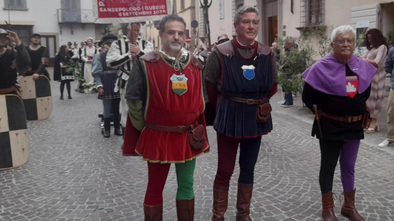 La sfilata. dei cortei con il «podio» del Palio 2024 a Sansepolcro:. Goretti è al centro La sfilata. dei cortei con il «podio» del Palio 2024 a Sansepolcro:. Goretti è al centro