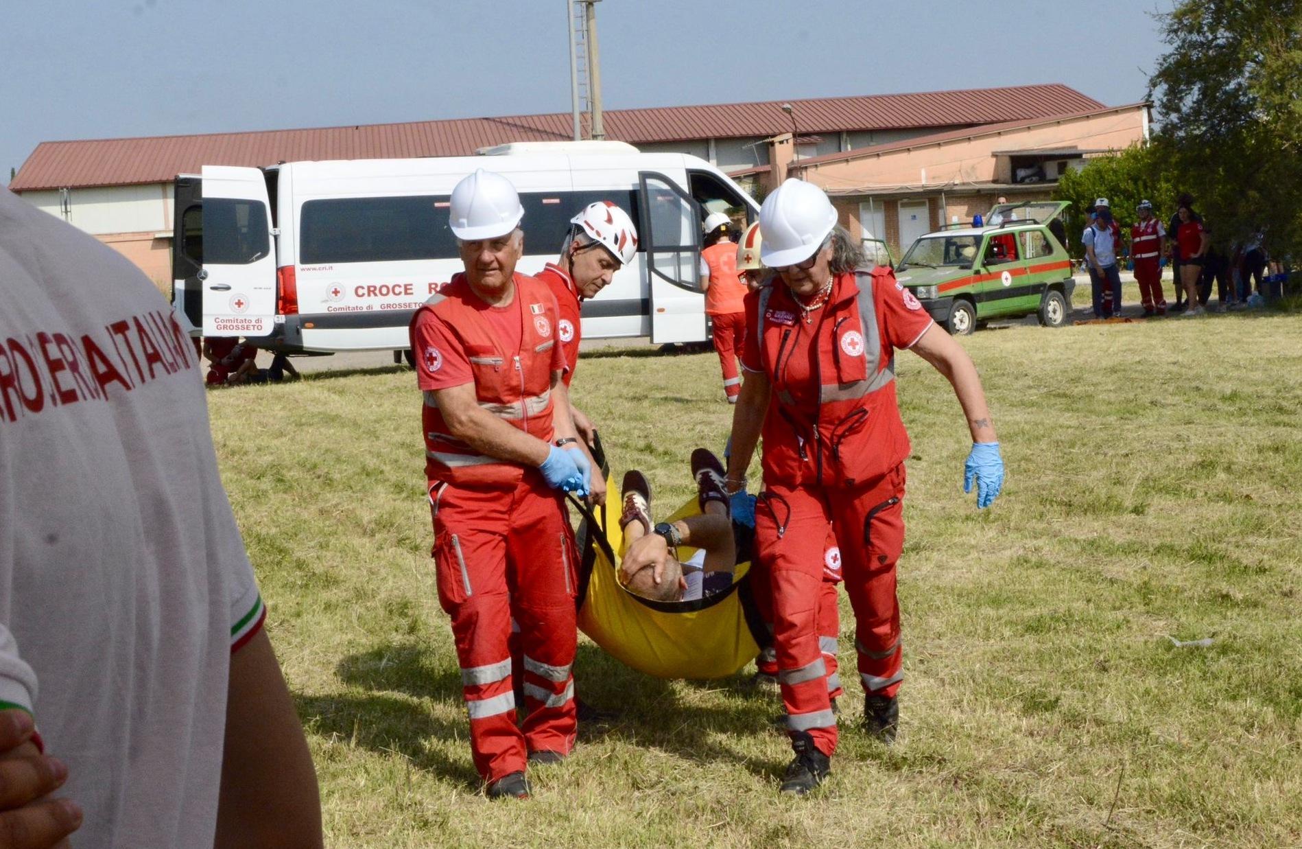 https://www.lanazione.it/image-service/view/acePublic/alias/contentid/MTY0MzQwMDYtNjM3OS00/0/esercitazione-della-cri-cosi-facciamo-squadra.jpeg