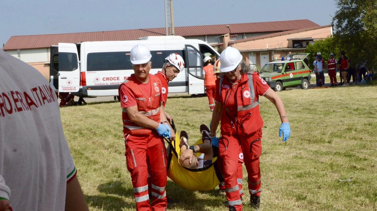 Simulato un maxi incidente: auto contro bus di studenti, in totale 32 feriti "Sono prove fondamentali per arrivare preparati alle emergenze vere" . Simulato un maxi incidente: auto contro bus di studenti, in totale 32 feriti "Sono prove fondamentali per arrivare preparati alle emergenze vere" .