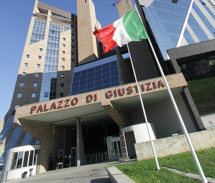 “Subì violenze e tentò il suicidio”. Allieva denuncia, prof sotto accusa. Chiesto il giudizio “Subì violenze e tentò il suicidio”. Allieva denuncia, prof sotto accusa. Chiesto il giudizio