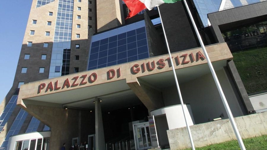 “Subì violenze e tentò il suicidio”. Allieva denuncia, prof sotto accusa. Chiesto il giudizio
