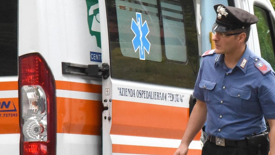 Sul posto sono accorsi l’ambulanza del 118 e i carabinieri Sul posto sono accorsi l’ambulanza del 118 e i carabinieri