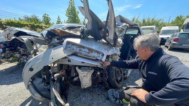 Terribile schianto. Muore un ventenne. Gravissima l’amica in auto insieme a lui