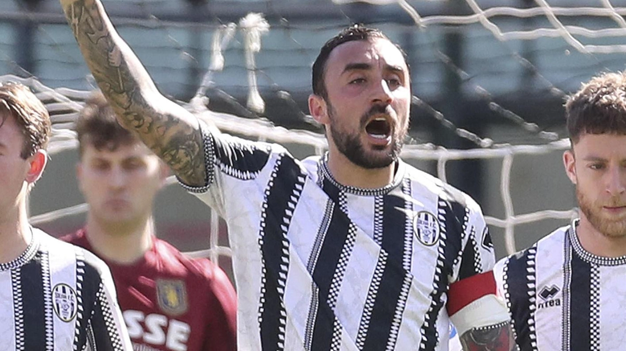 La prima operazione ufficiale di mercato della Robur stagione 2025/26 è un addio. Un addio pesante, quello del capitano Tommaso... La prima operazione ufficiale di mercato della Robur stagione 2025/26 è un addio. Un addio pesante, quello del capitano Tommaso...