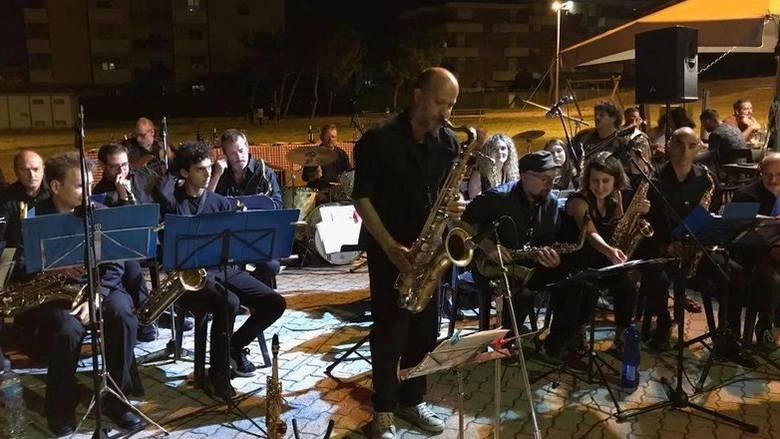 Alcuni elementi del “The Sax Group” che animerà stasera la notte del Cinquale con la tradizionale festa organizzata dal Comune in piazza Maccari Alcuni elementi del “The Sax Group” che animerà stasera la notte del Cinquale con la tradizionale festa organizzata dal Comune in piazza Maccari