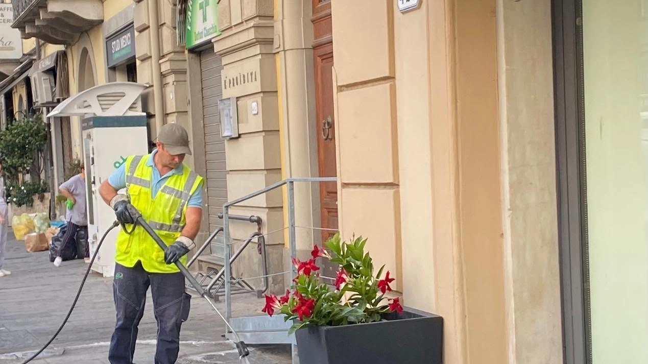 Sistema Ambiente ieri in azione a Borgo Giannotti contro. le tracce di pipì dei cani Sistema Ambiente ieri in azione a Borgo Giannotti contro. le tracce di pipì dei cani