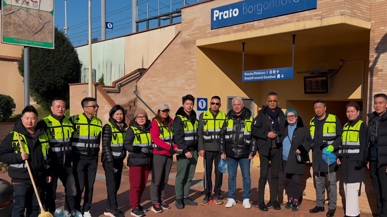 I volontari delle associazioni cinesi che hanno contribuito alla pulizia di via Pistoiese I volontari delle associazioni cinesi che hanno contribuito alla pulizia di via Pistoiese