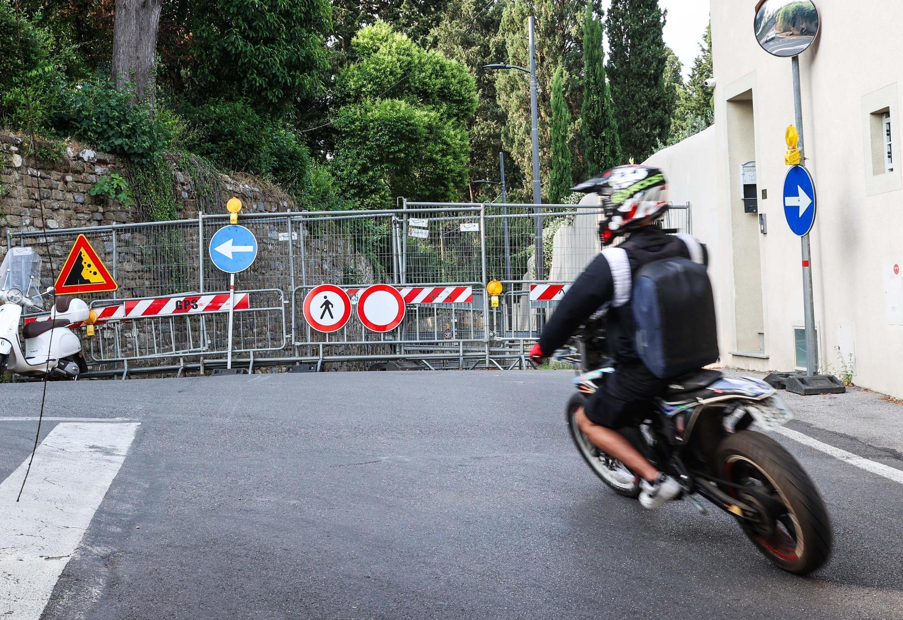 https://www.lanazione.it/image-service/view/acePublic/alias/contentid/MTY3OWZhOTMtODBiOS00/0/via-fortini-caos-e-silenzi-noi-murati-vivi-da-mesi-e-il-cantiere-e-un-giallo.jpeg