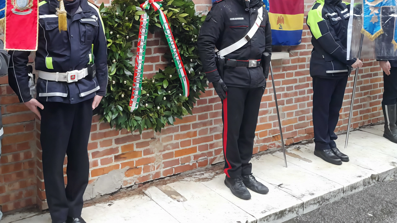 La cerimonia che si tiene ogni anno il 10 febbraio alle’ex campo profughi di Marina di Carrara dove arrivarono 1200 famiglie La cerimonia che si tiene ogni anno il 10 febbraio alle’ex campo profughi di Marina di Carrara dove arrivarono 1200 famiglie